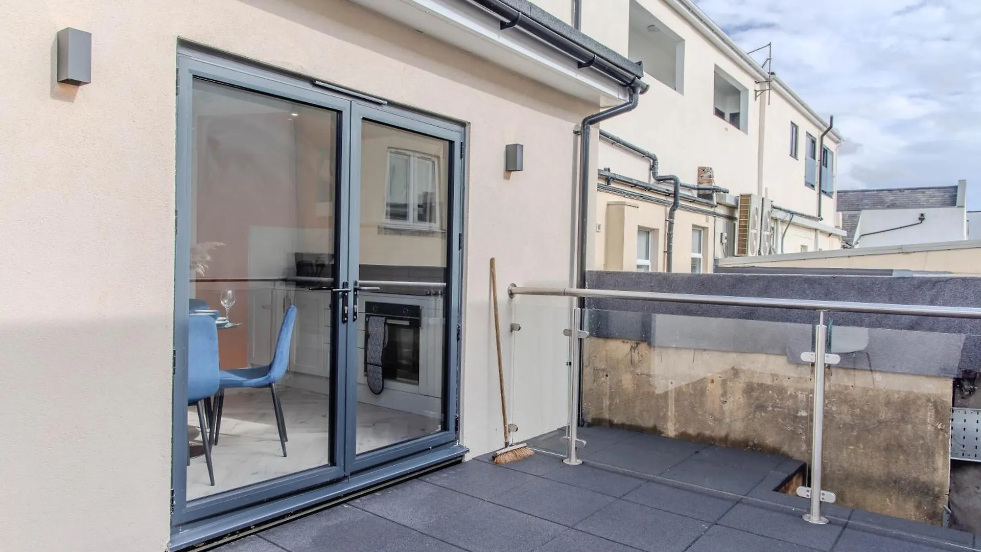 Beachside 1-Bedroom With Balcony Hove
